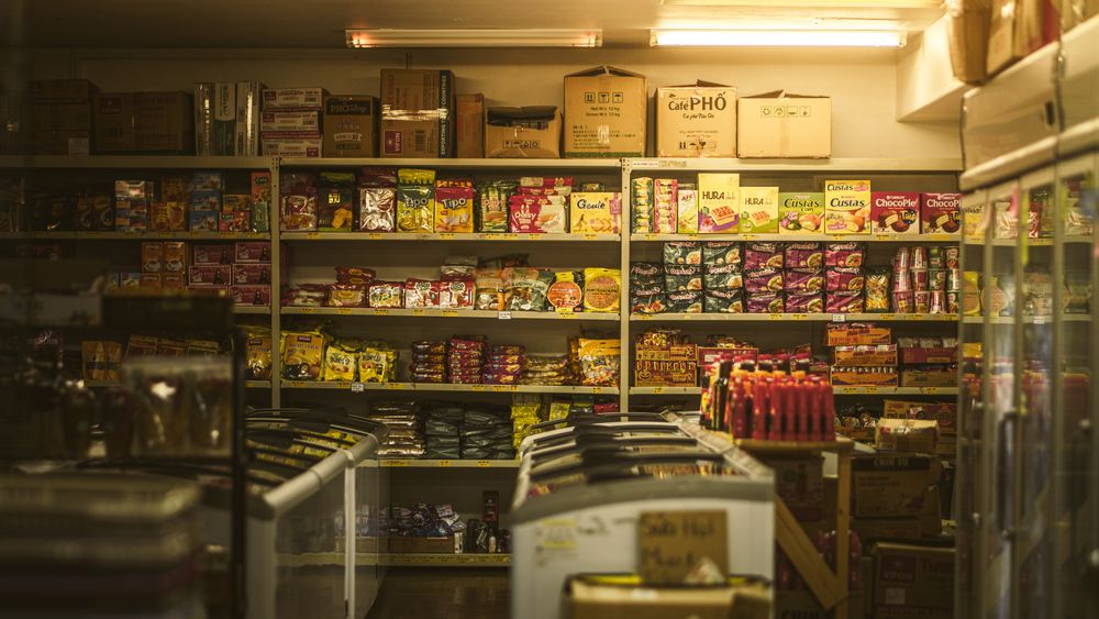 Anaquel de abarrotes y productos envasados en una tienda