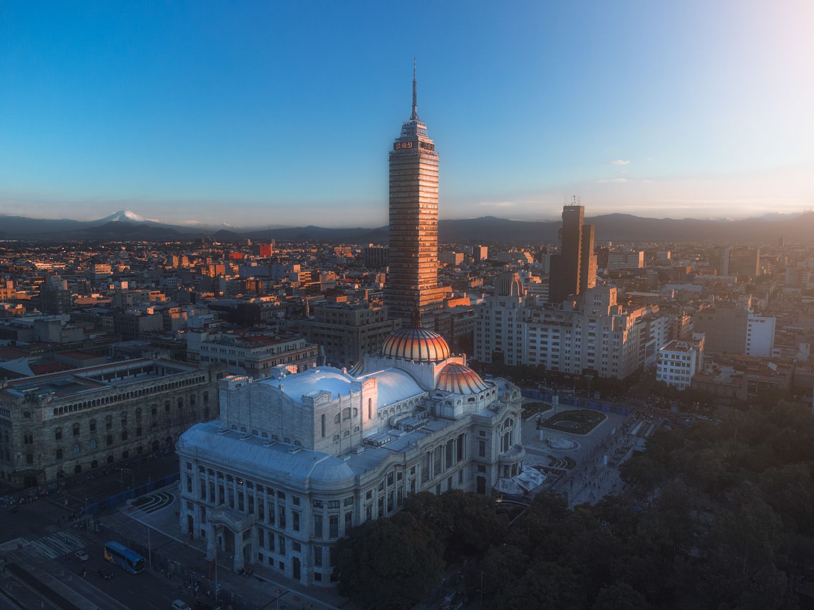 Vista del horizonte de la Ciudad de México al atardecer