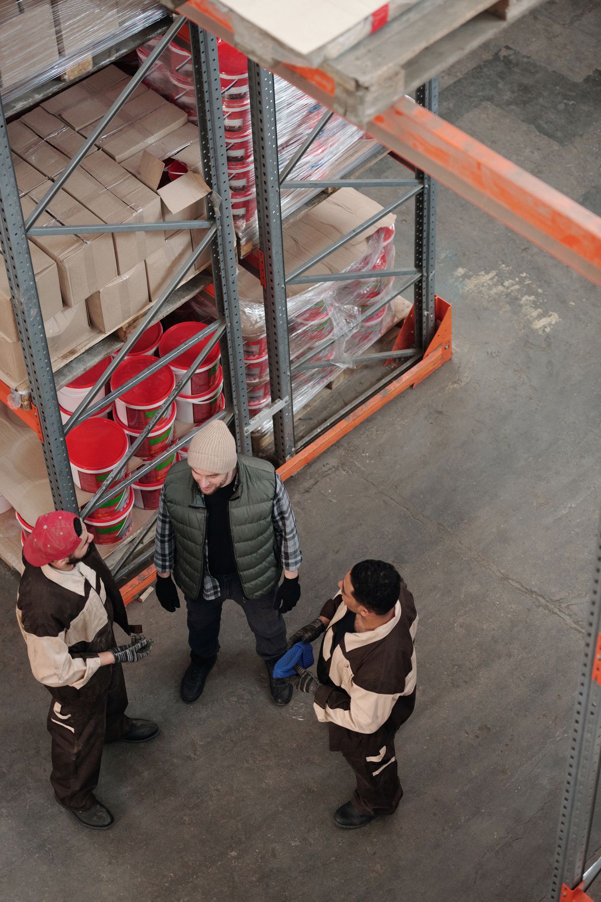 Equipo de trabajo coordinando maniobras en el interior de una bodega
